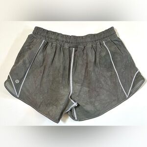 Lululemon Women's Ladies Hotty Hot Shorts Low Rise Size 8 Mint Moment Green